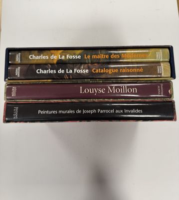 trois livres sont empilés sur une table