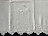 une nappe brodée sur laquelle est représentée une couronne