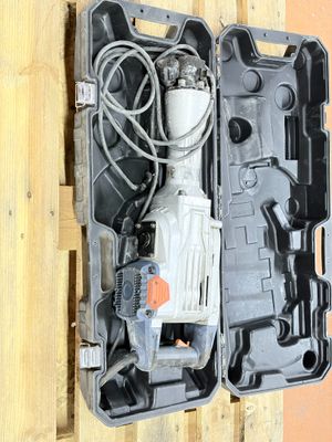 une caisse contenant une perceuse, posée sur une palette