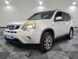 une photo d'un SUV Nissan blanc garé dans un garage