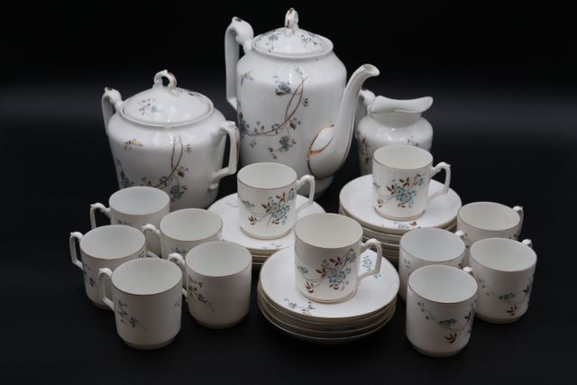 Service à café en porcelaine : 12 tasses et soucoupes, petit écla...