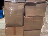 une grande pile de cartons posée sur une palette
