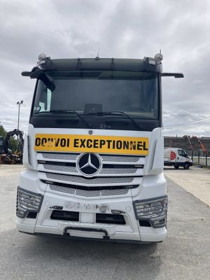 une photo d'un semi-remorque Mercedes garé sur un parking