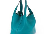 Ce grand sac fourre-tout en cuir bleu sarcelle est fabriqué en cuir véritable