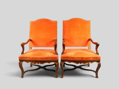 paire de fauteuils rembourrés orange, avec accoudoirs et pieds