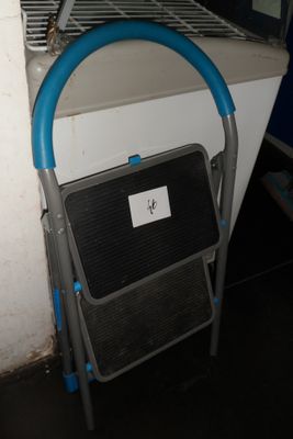 une chaise placée à côté d'un radiateur dans une pièce