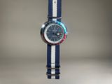 une photo d'une montre avec un bracelet à rayures bleues et blanches