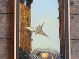 une peinture représentant des oiseaux volant au-dessus d'un nid accrochée à un mur en bois