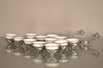 une table en verre sur laquelle sont posées plusieurs tasses
