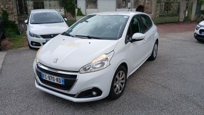 une voiture blanche garée dans un parking