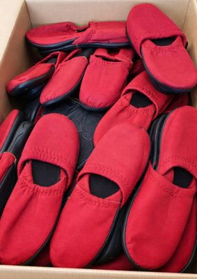 Lot de 60 pantoufles rouge, melange de taille