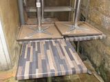 une table avec deux chaises et un banc dans une pièce