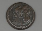 une vieille pièce de monnaie sur laquelle figure l'image d'un homme