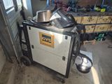 une machine posée sur un chariot dans un garage