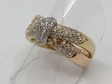 une photo d'une bague en diamant posée sur un présentoir transparent