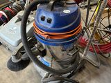 une image d'un aspirateur dans un garage