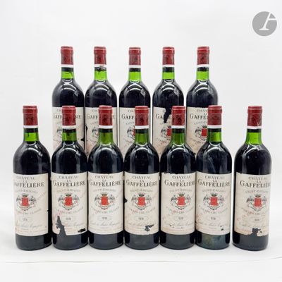 six bouteilles de vin rouge sont alignées