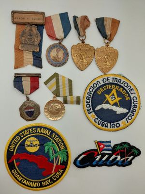 de nombreuses médailles accrochées au mur