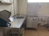 une image d'une cuisine avec un évier et une cuisinière