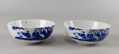 paire de bols bleus et blancs ornés de motifs figuratifs