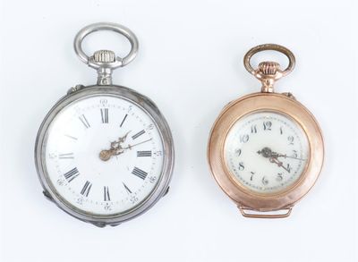 deux types différents de montres de poche ornées de chiffres romains