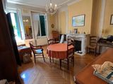 une pièce avec une table, des chaises, une cheminée et un lustre