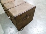 quatre valises empilées sur le sol