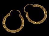 une paire de boucles d'oreilles en or