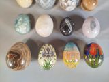 a lot of eggs that are sitting on a table