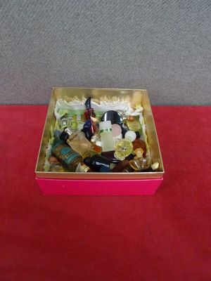 une boîte contenant tout un tas de petites figurines