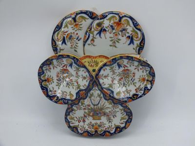 une assiette ornée d'un motif floral sur un fond blanc