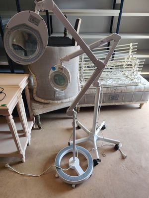 une lampe posée par terre à côté d'un lit