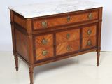 une commode à dessus en marbre avec un dessus en marbre