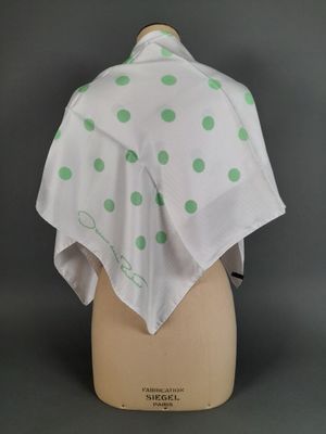 OSCAR DE LA RENTA. Carré en twill de soie à décor de pois ve…