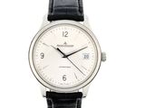 gros plan d'une montre sur fond blanc avec un bracelet noir