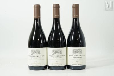 trois bouteilles de vin posées sur une table l'une à côté de l'autre