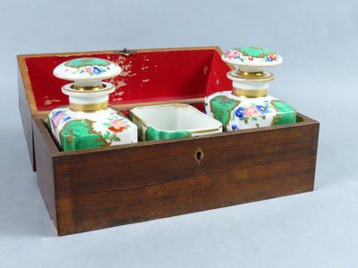Coffret en bois plaqué à filets, formant nécessaire de toile…