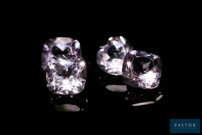 deux diamants violets sur une surface noire avec des reflets