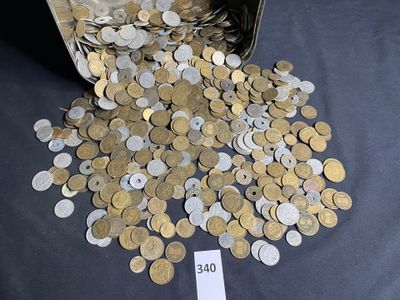a lot of coins that are on the table
