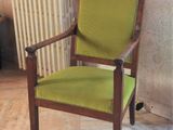 une chaise verte posée devant un radiateur