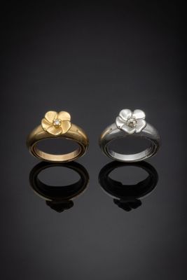 deux bagues en or et en argent serties de diamants sur fond noir