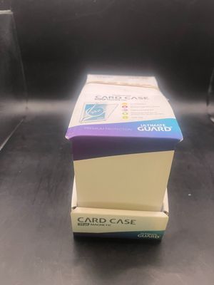 une pile de cartes posée sur une table