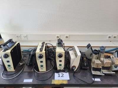 tout un tas de microscopes de différents types posés sur une table