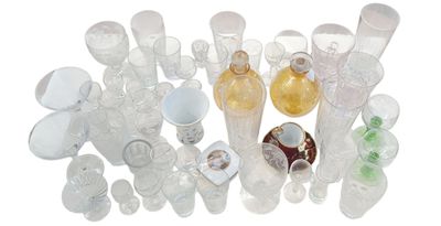 beaucoup de bouteilles et de gobelets en plastique vides sur la table