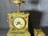 une image représentant une horloge et un petit banc sur fond gris