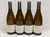 trois bouteilles de vin sont alignées sur une table