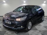 la voiture est garée dans le garage sur le sol en damier