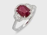 gros plan d'une bague en diamant et rubis sur fond blanc
