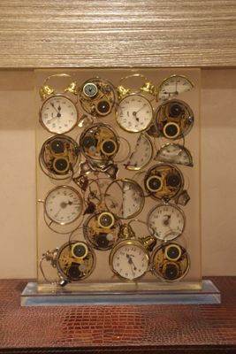 une collection d'horloges disposées sur une étagère dans une pièce