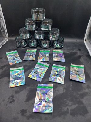 une pile de cartes pokemon posée sur une table